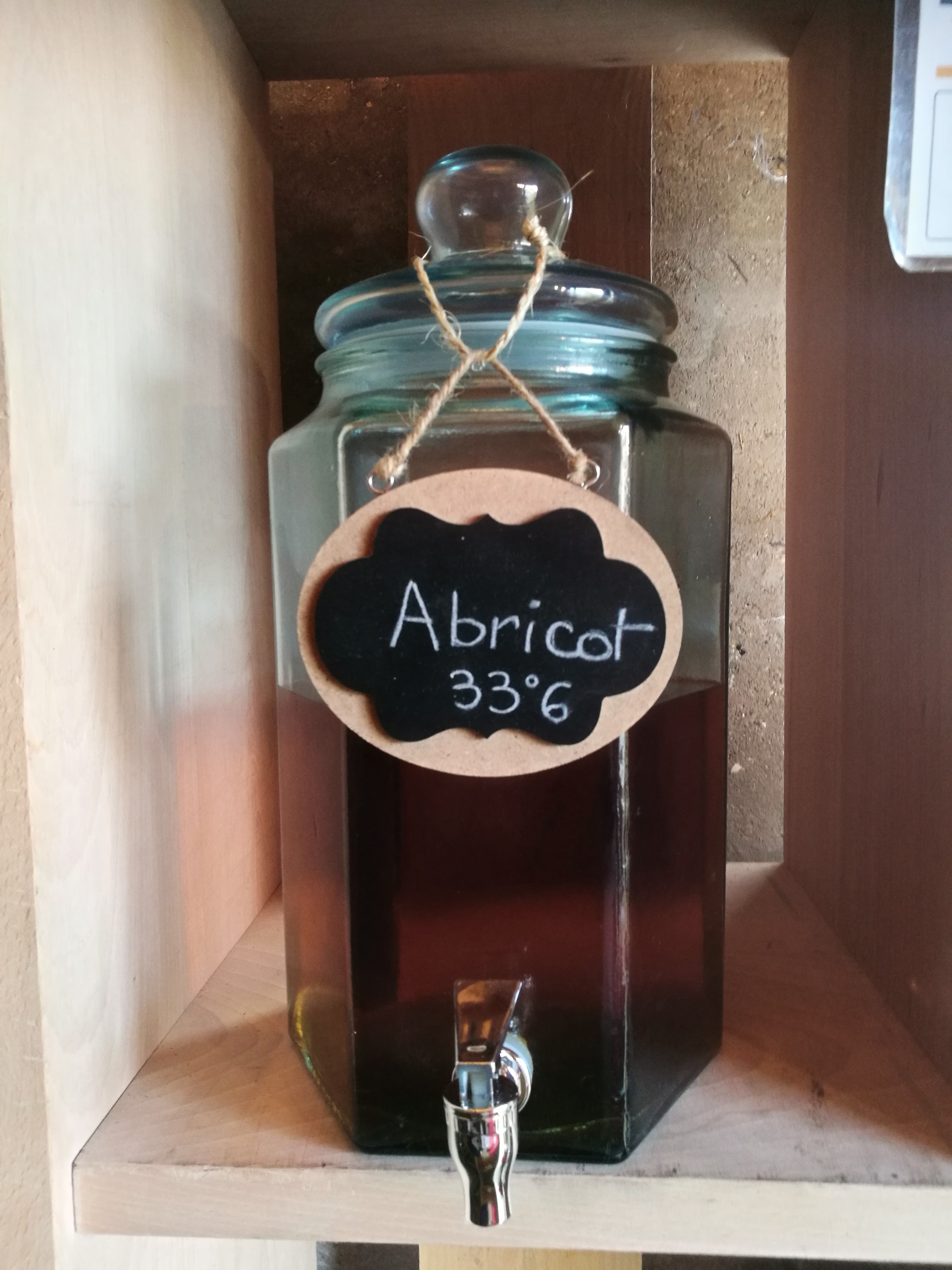 Bonbonne de rhum arrange artisanal aux abricots de chez ruhm kodiak