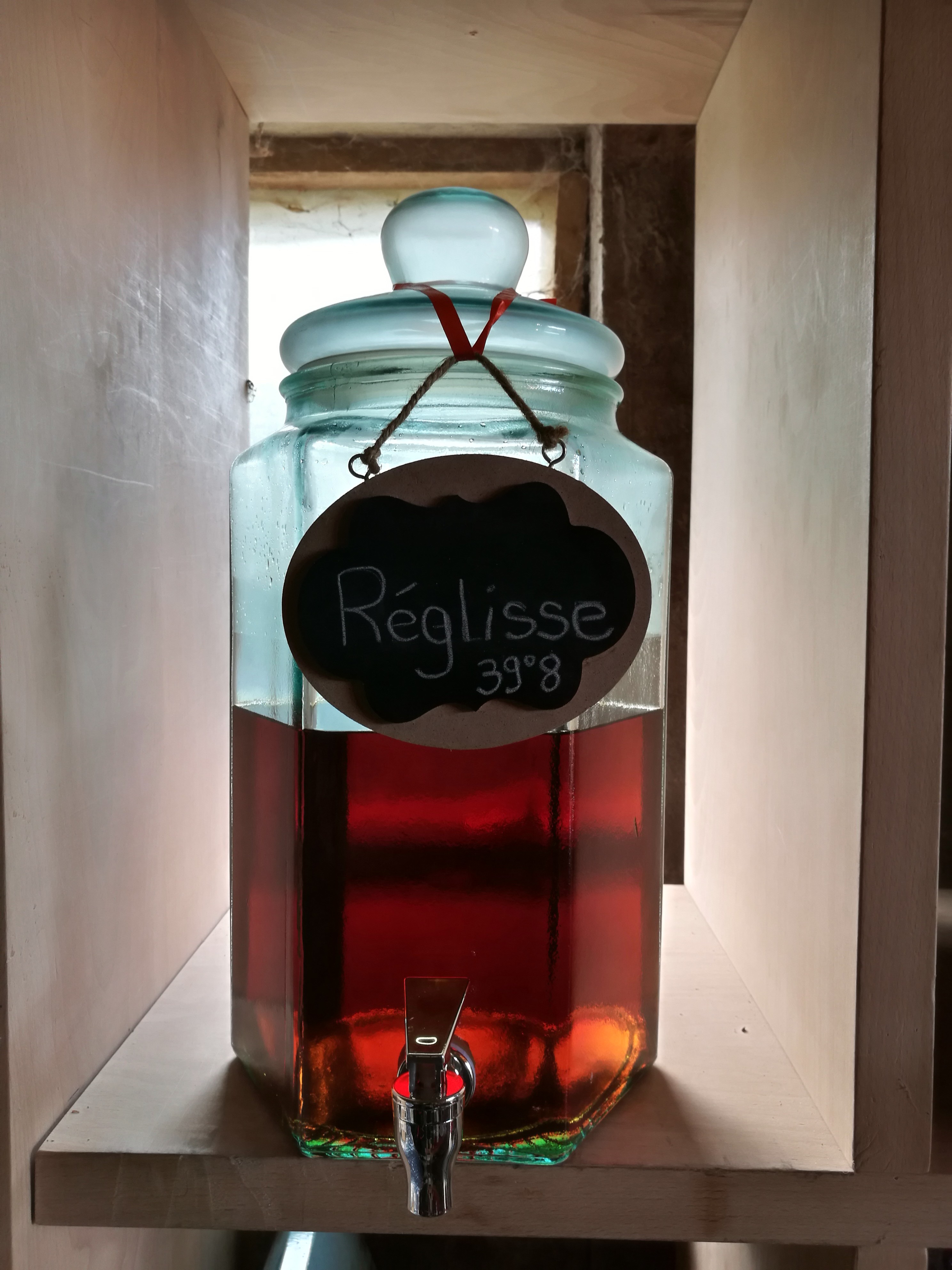 Bonbonne remplie de rhum arrange au reglisse de chez ruhm kodiak